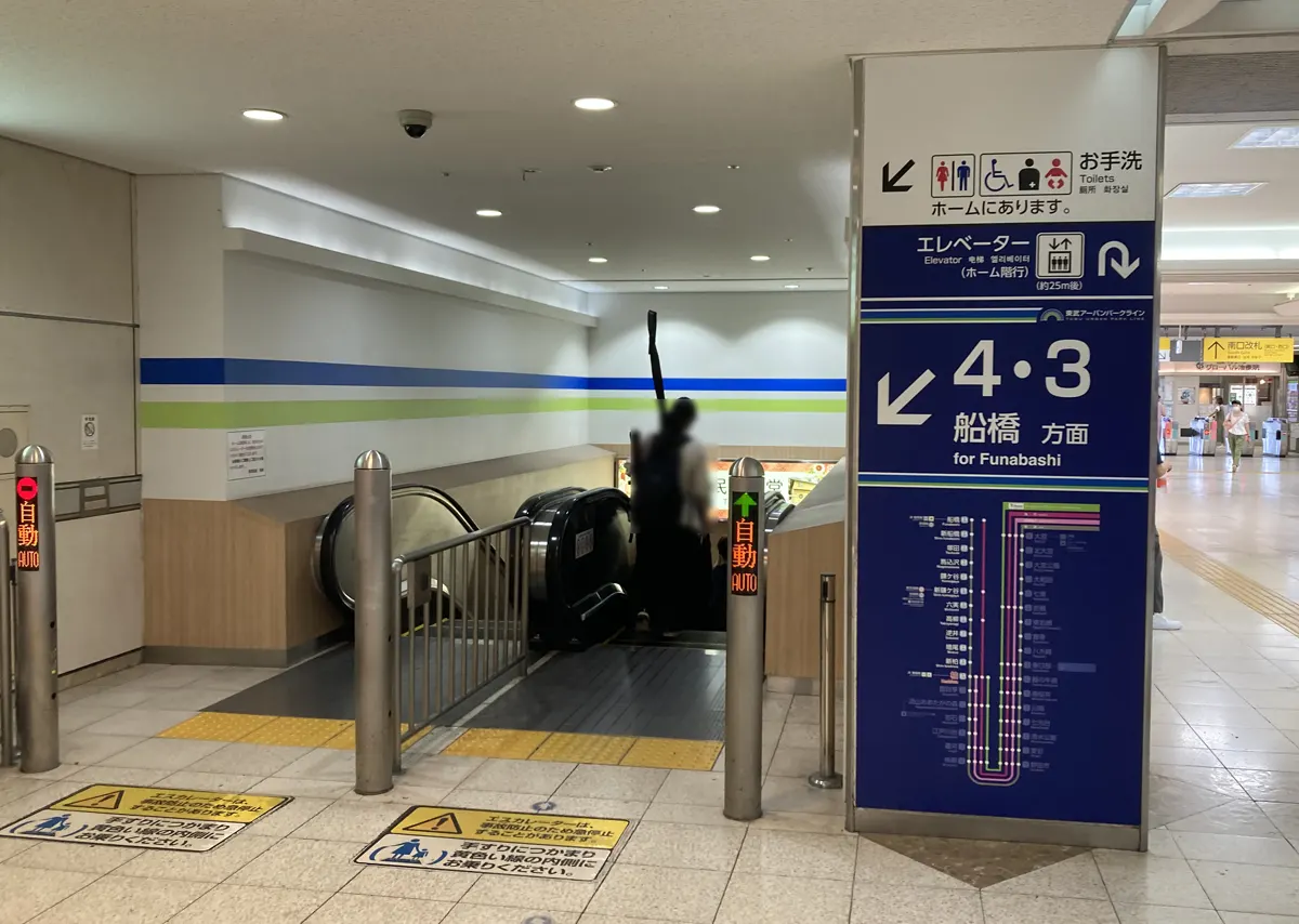 東武野田線3・4番線ホーム行きエスカレータ