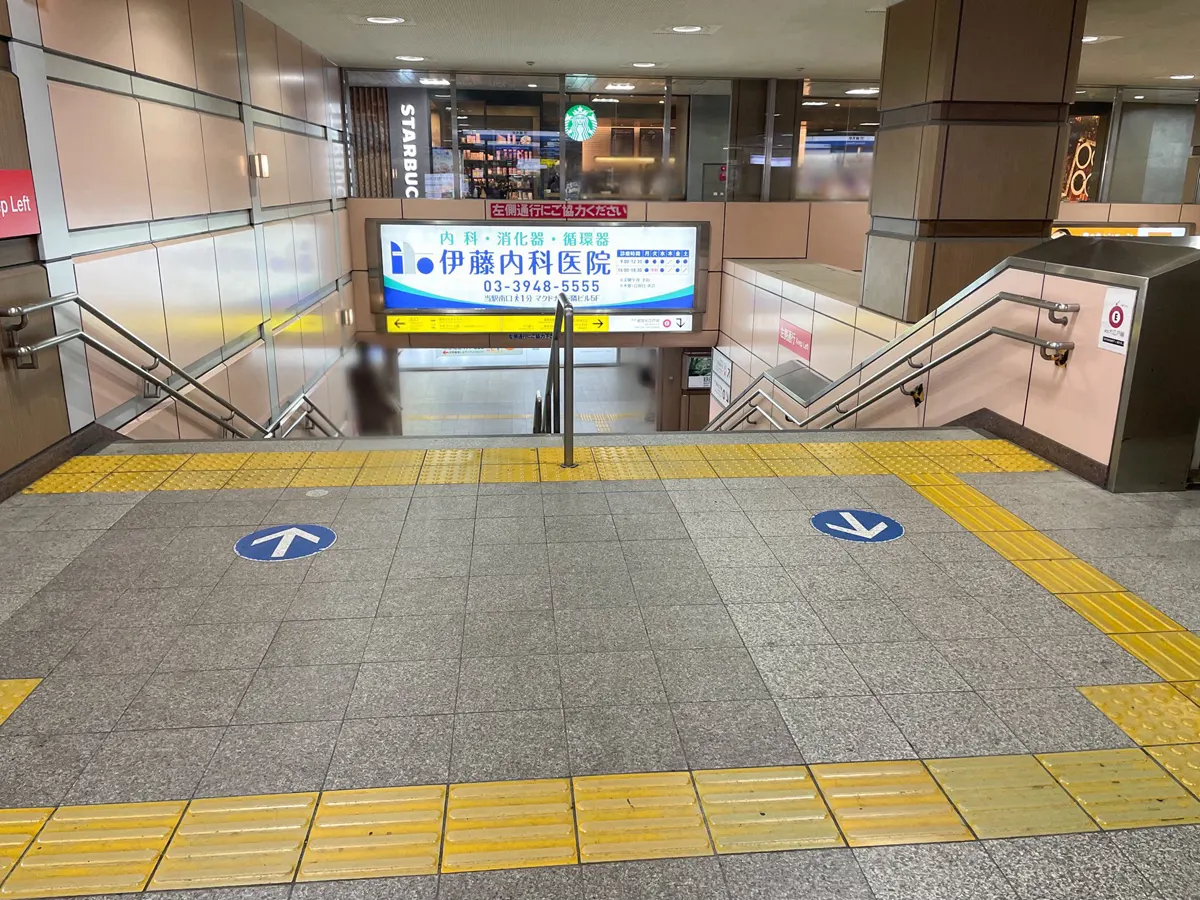 練馬駅１Fへの階段