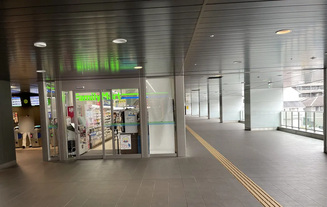 星川駅改札脇のファミリーマート