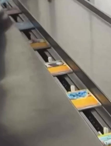 レーンにカードを流す