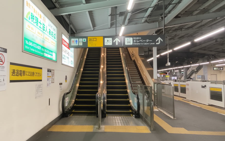 市が尾駅エスカレーター